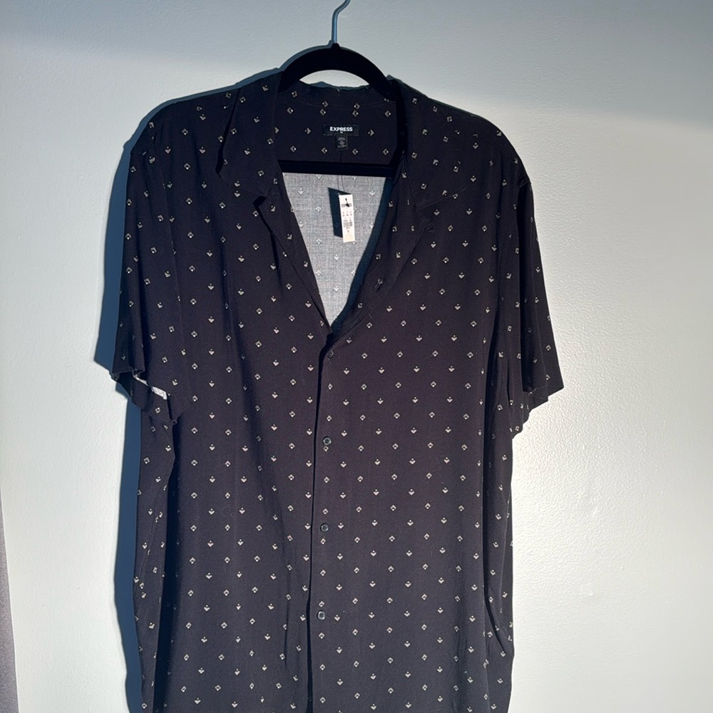 EXPRESS Men’s size XL button down dress shirt. NWT